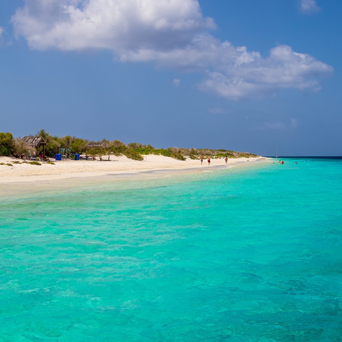 Panoramic view of Klein Bonaire’s pristine beaches with turquoise waters and soft sand.